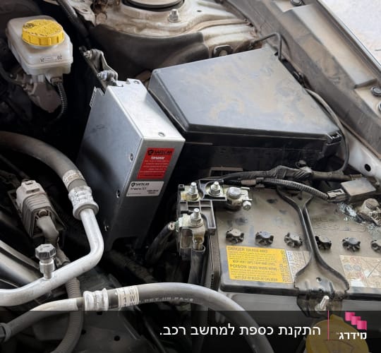מנוע רכב עם חלקים ומיכלים שונים